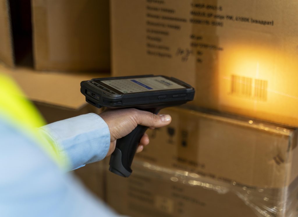 Scanning über RFID System von Kennzeichnungen Dobler GmbH