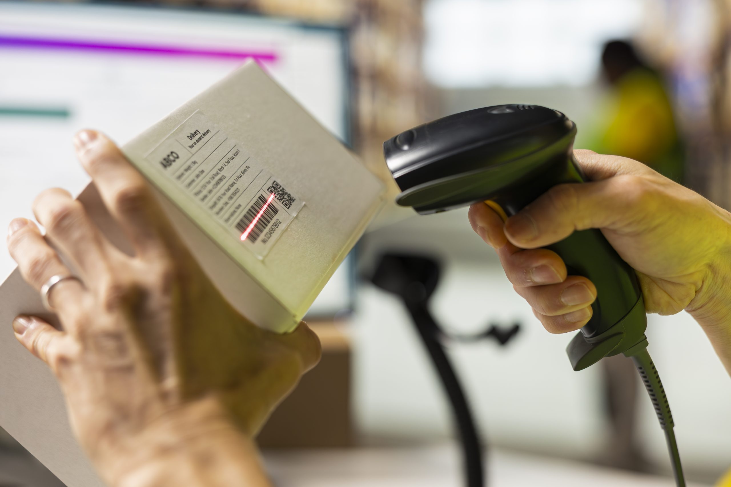 Mitarbeiter arbeitet mit Barcode Scanner - RFID Lösungen von Dobler